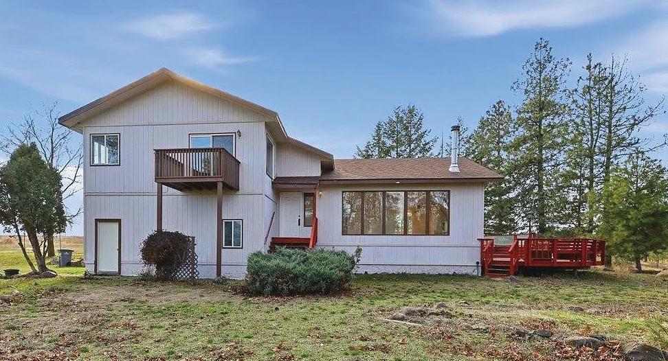 CLOSE BY COUNTRY LIVING ON 20 ACRES!