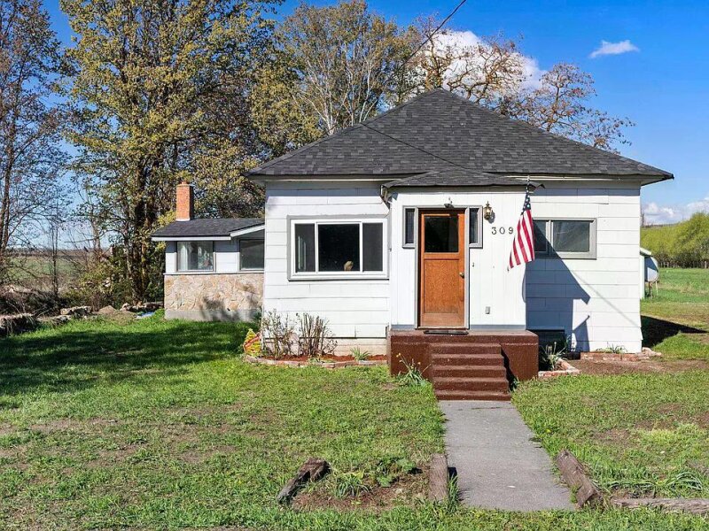 MOTIVATED SELLER! NEARLY 1/3 ACRE IN SPRAGUE