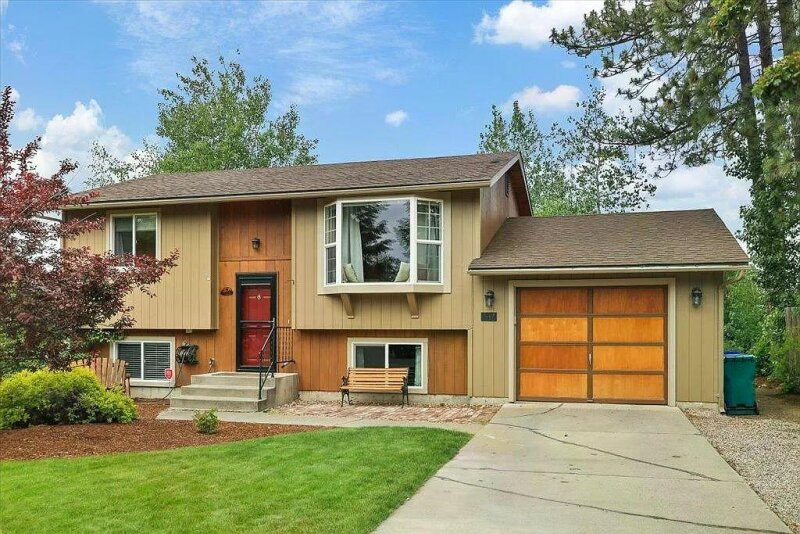 CHARMING HOME WITH PRIVATE BACK YARD OASIS