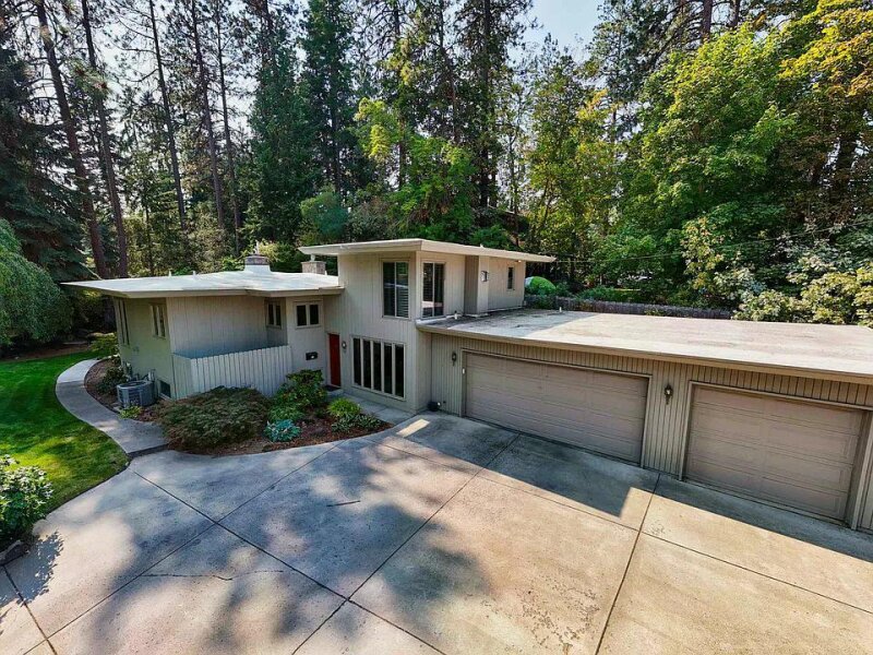UNIQUE SOUTH HILL CUSTOM HOME