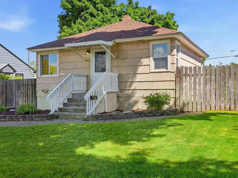 MOVE IN READY, CONVENIENTLY LOCATED