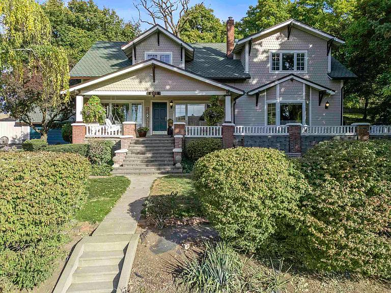 ONE OF A KIND CHARMING COUNTRY CRAFTSMAN ON ACREAGE