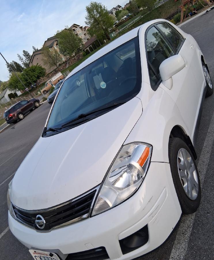 2011 WHITE NISSAN VERSA