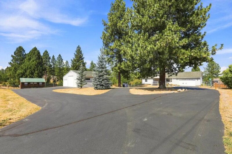 CHARMING HOME WITH GORGEOUS VIEWS ON 6.6 ACRES IN DEER PARK