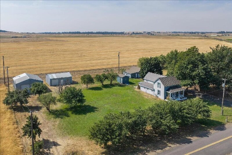 ENJOY COUNTRY LIVING IN MEDICAL LAKE ON JUST OVER AN ACRE