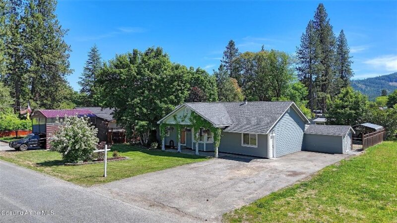 CHARMING PRIEST RIVER RANCHER ON OVERSIZED .24 ACRES