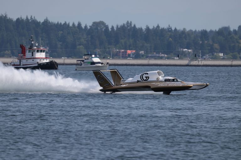 Andrew Tate literally flies across the water on Lake Washington where he won the Apollo Mechanical Cup at Seattle’s Seafair. H1 Photo